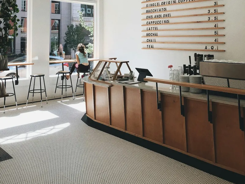 Fotografía ilustrativa del interior de una cafetería; no es un local de Nube de Papel