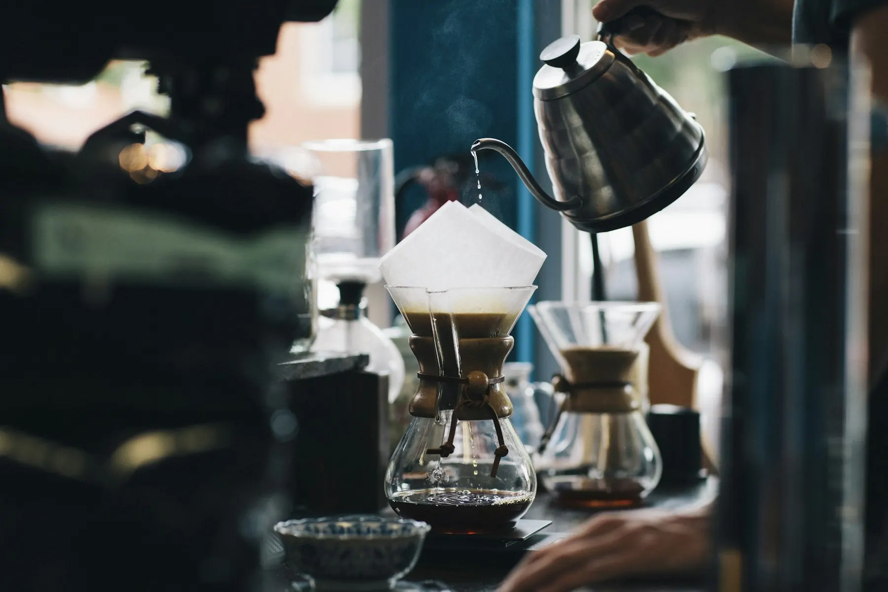 Preparación de café filtrado en una barra de cafetería
